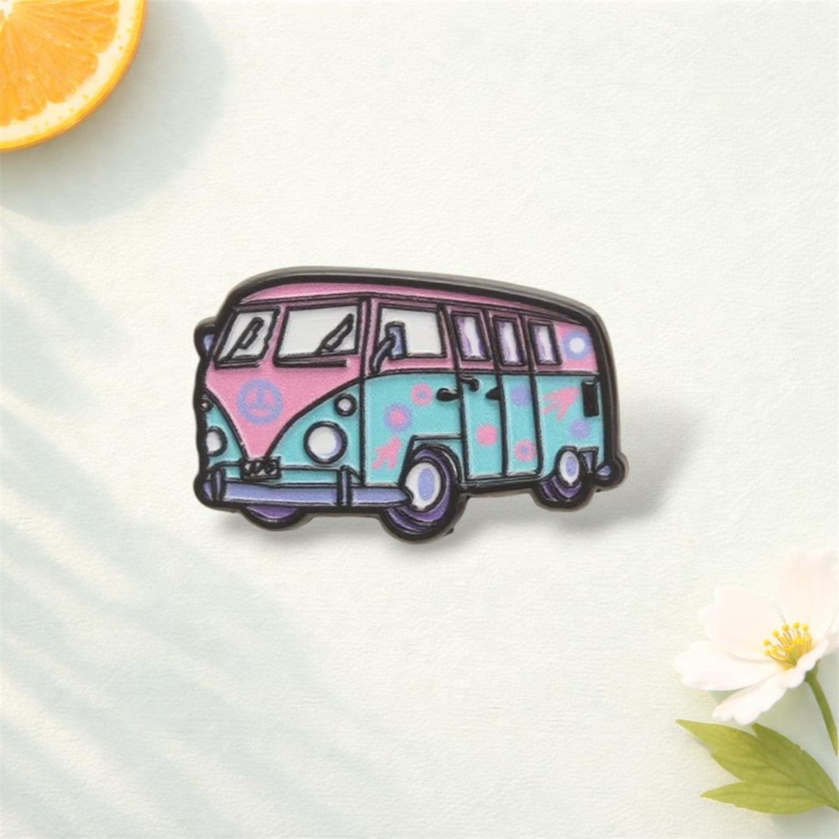 Unique Retro Double-Decker Bus Brooch Cartoon Metal Pin for Cool Fashionable Backpack Hat Accessory Set