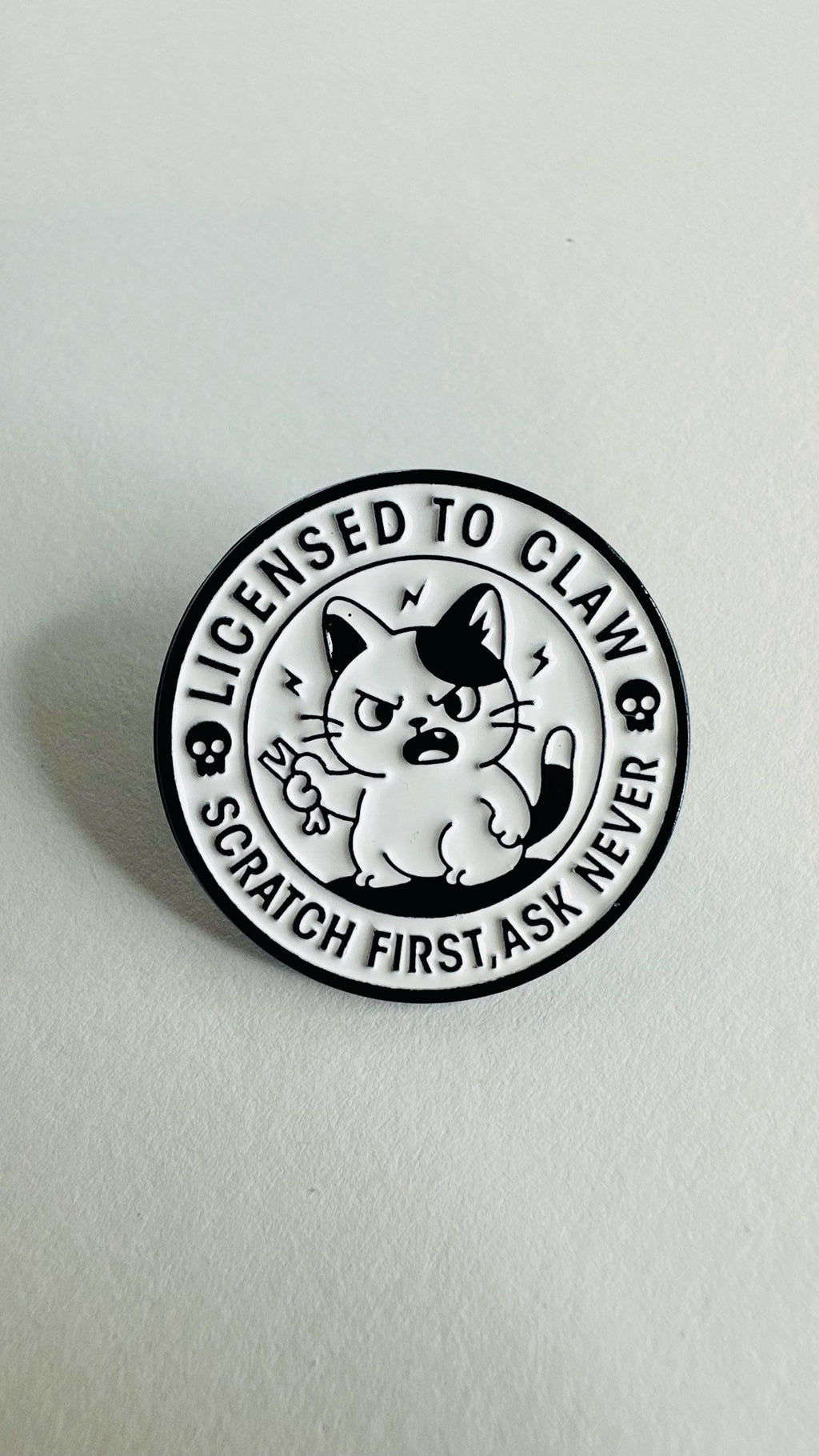Funny Round Cat Enamel Pin – “Peace Was Never An Option” Meme Badge – Cute White Kitty with Knife Lapel Brooch for Backpack Jacket Gift