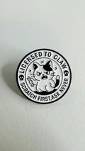 Funny Round Cat Enamel Pin – “Peace Was Never An Option” Meme Badge – Cute White Kitty with Knife Lapel Brooch for Backpack Jacket Gift