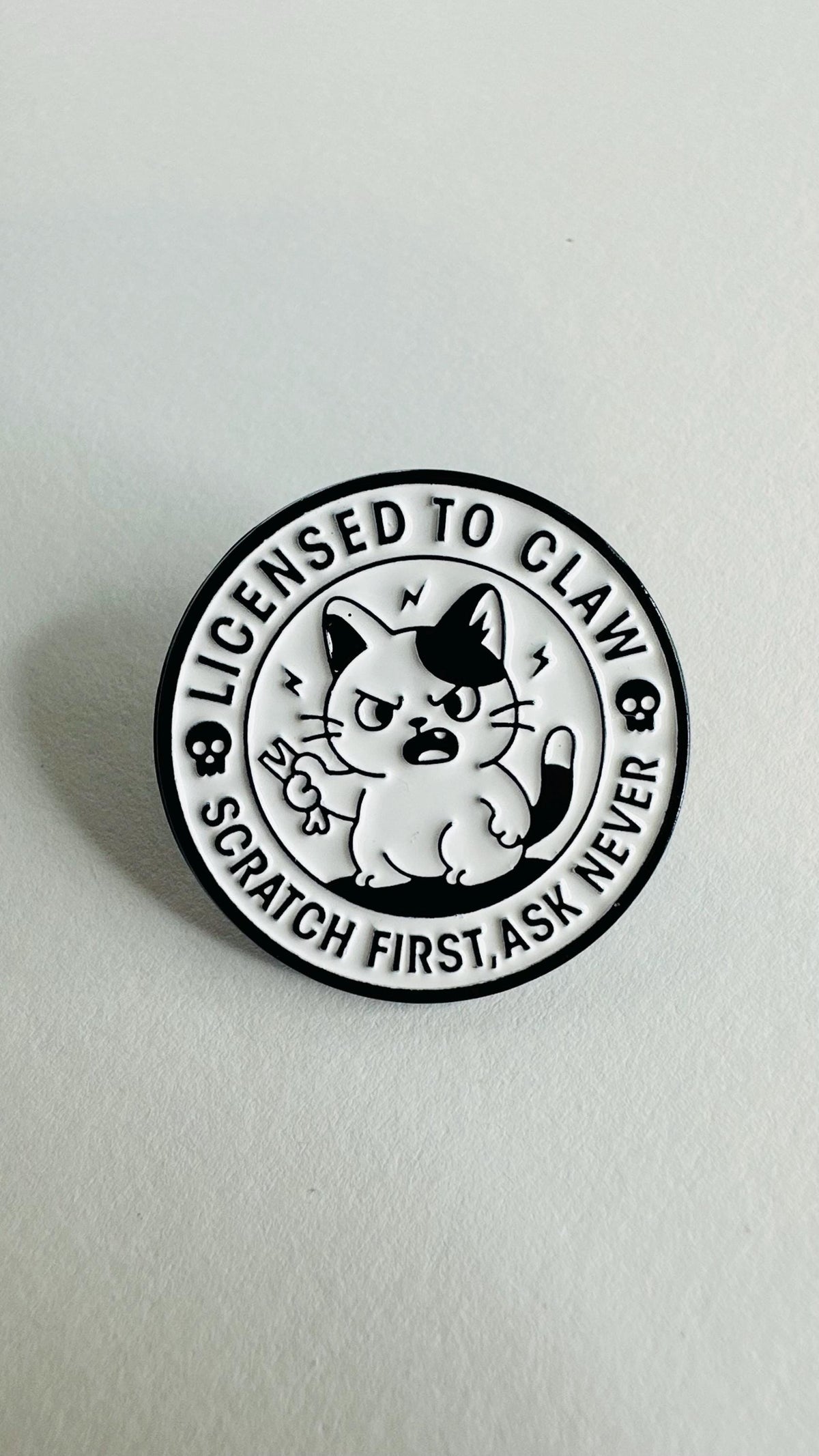 Funny Round Cat Enamel Pin – “Peace Was Never An Option” Meme Badge – Cute White Kitty with Knife Lapel Brooch for Backpack Jacket Gift