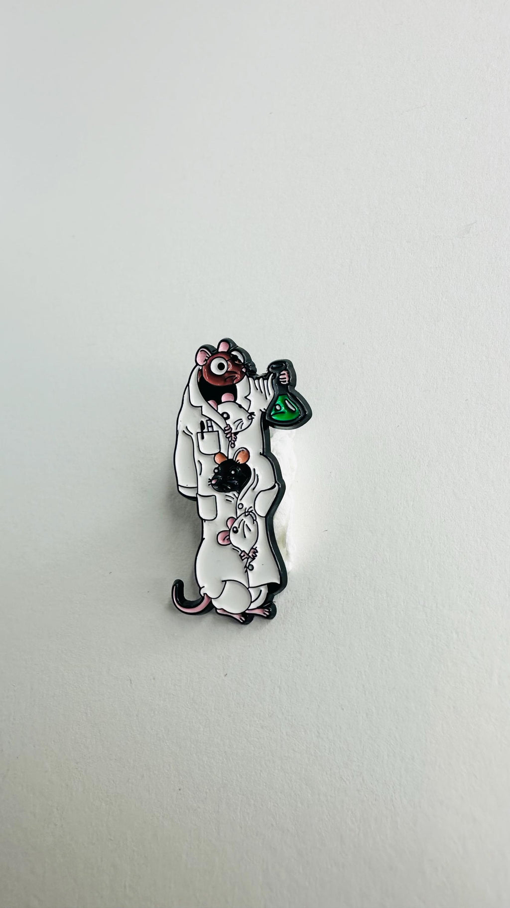 Chemistry Mouse Enamel Pin – Pharmacist Laboratory Theme Brooch – Student Science Badge Jewelry Backpack Gift