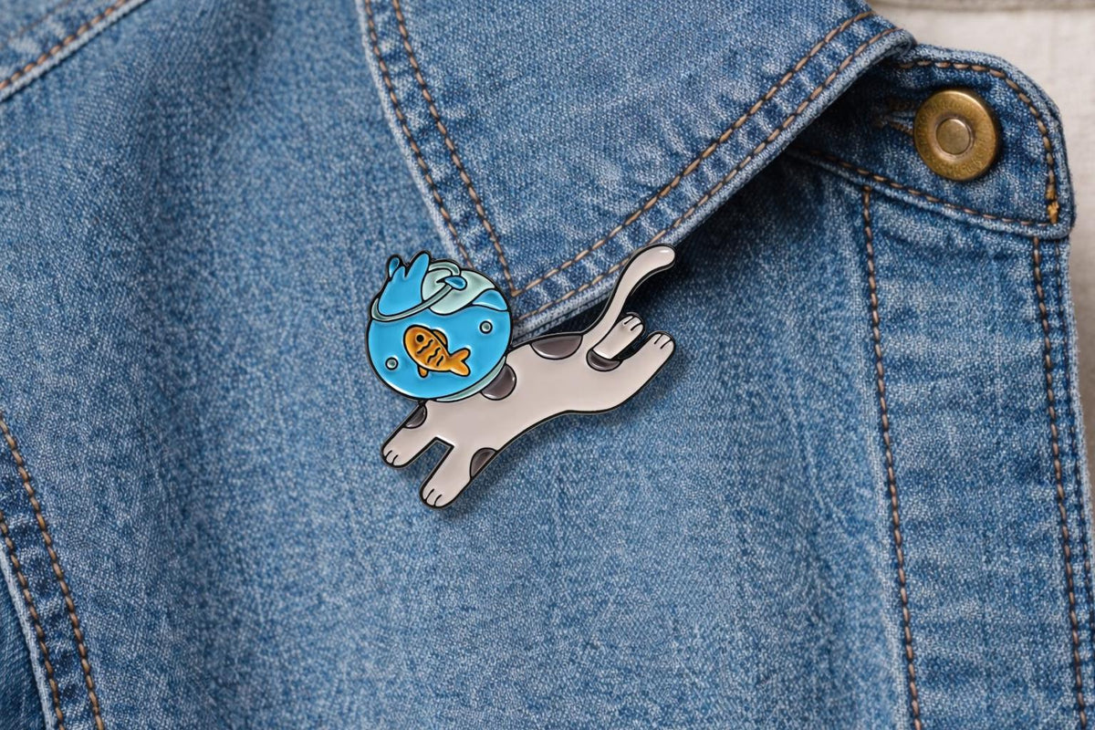 Playful Cat Fishbowl Enamel Pin – Cute Cat Carrying Fish Tank Brooch – Kawaii Animal Lapel Badge – Whimsical Pet Lover Jewelry Gift
