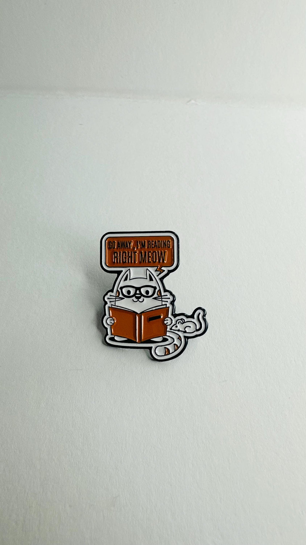 Funny Reading Cat Enamel Pin – “Go Away I’m Reading Right Meow” Glasses Cat & Mouse Brooch – Lapel Badge Gift