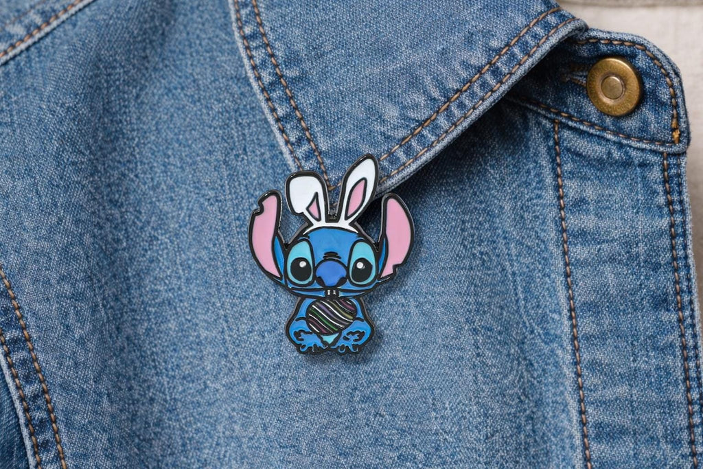 Cute Blue Alien Inspired Enamel Pin – Cartoon Character Oil Drip Metal Brooch – Kawaii Aesthetic Lapel Badge – Fun Gift Jewelry for Fans