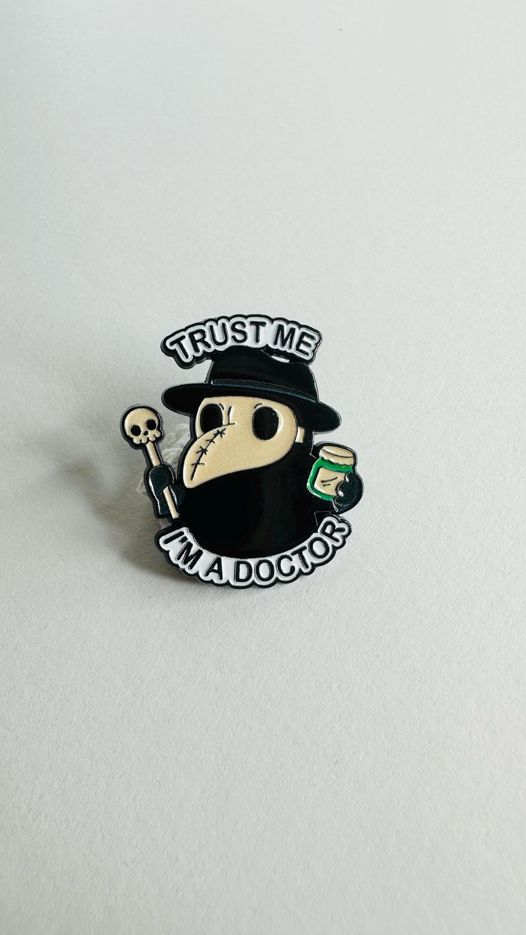 Trust Me I Am a Doctor Enamel Pin Gothic Crow Brooch Funny Medical Quote Lapel Badge Backpack Jewelry Gift for Friends