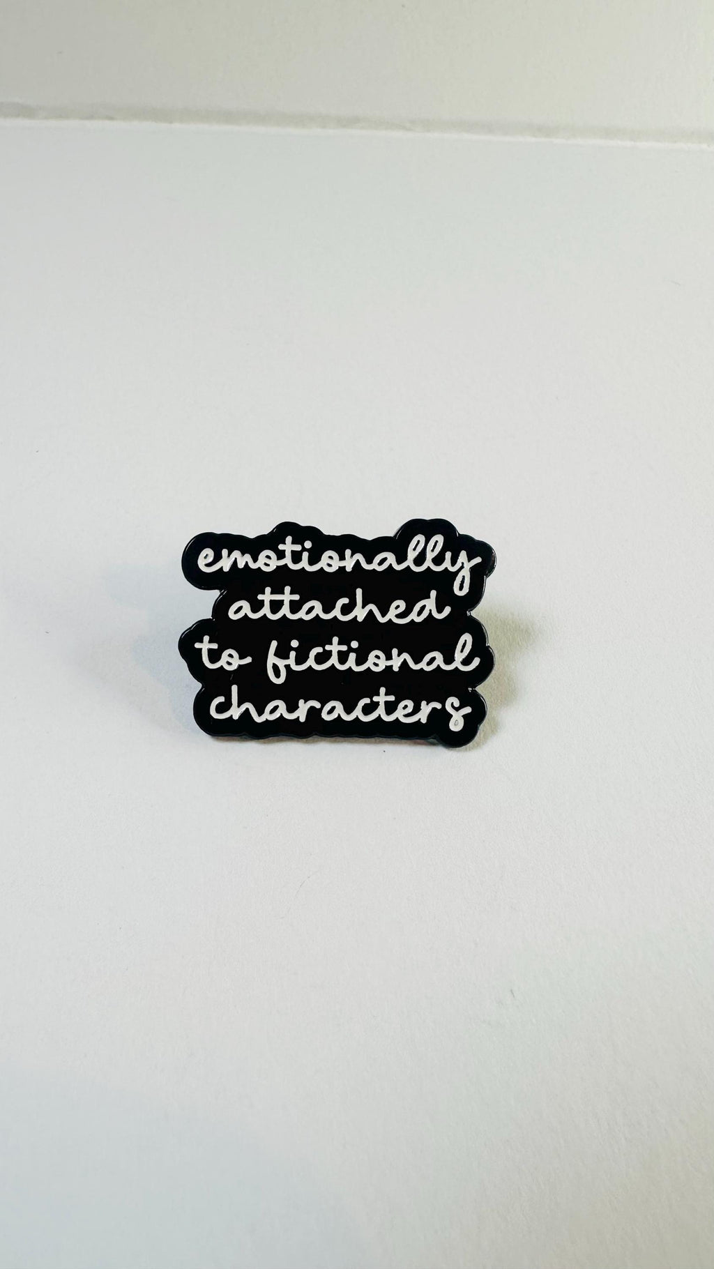 Literary Embrace Enamel Pin – Fictional Characters Book Lover Brooch – Reading Enthusiast Lapel Badge – Bookish Aesthetic Jewelry Gift