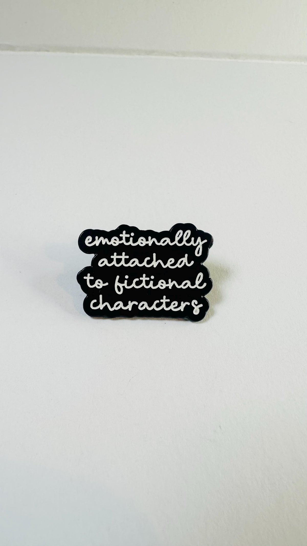 Literary Embrace Enamel Pin – Fictional Characters Book Lover Brooch – Reading Enthusiast Lapel Badge – Bookish Aesthetic Jewelry Gift