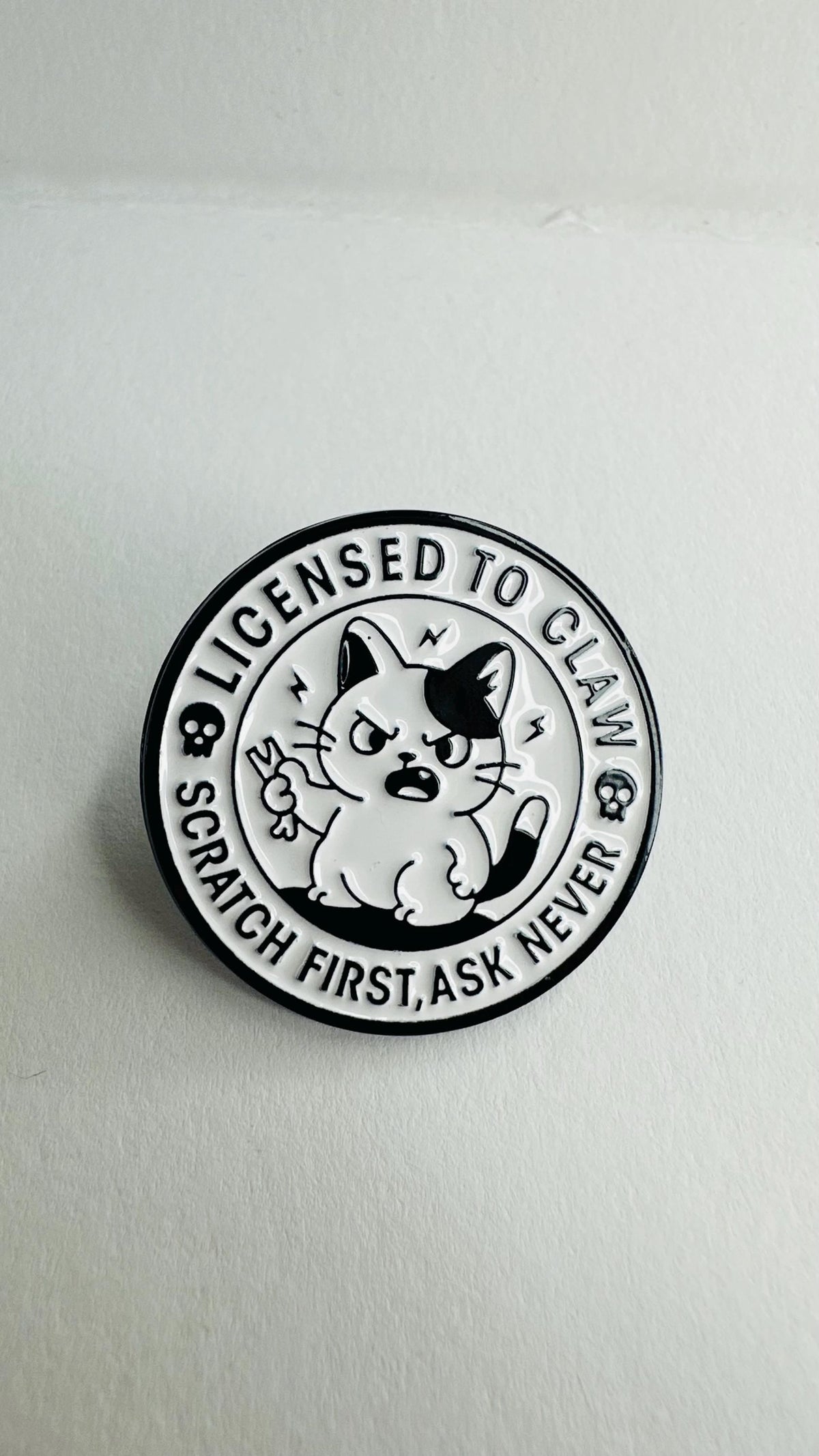 Funny Round Cat Enamel Pin – “Peace Was Never An Option” Meme Badge – Cute White Kitty with Knife Lapel Brooch for Backpack Jacket Gift