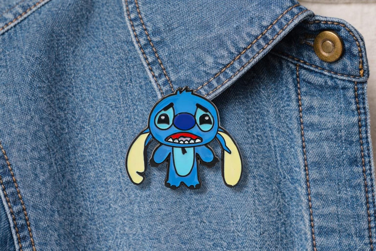 Cute Blue Alien Inspired Enamel Pin – Cartoon Character Oil Drip Metal Brooch – Kawaii Aesthetic Lapel Badge – Fun Gift Jewelry for Fans