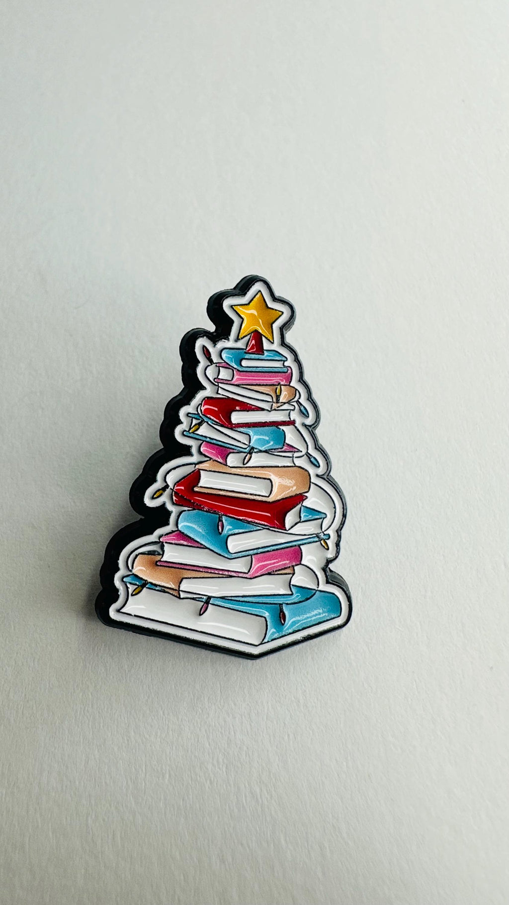 Books Christmas Tree Enamel Pin Festive Book Lover Ornament Brooch Holiday Reading Gift Lapel Badge Jewelry Accessories