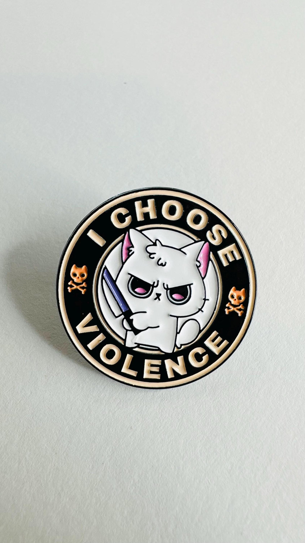Funny Round Cat Enamel Pin – “Peace Was Never An Option” Meme Badge – Cute White Kitty with Knife Lapel Brooch for Backpack Jacket Gift