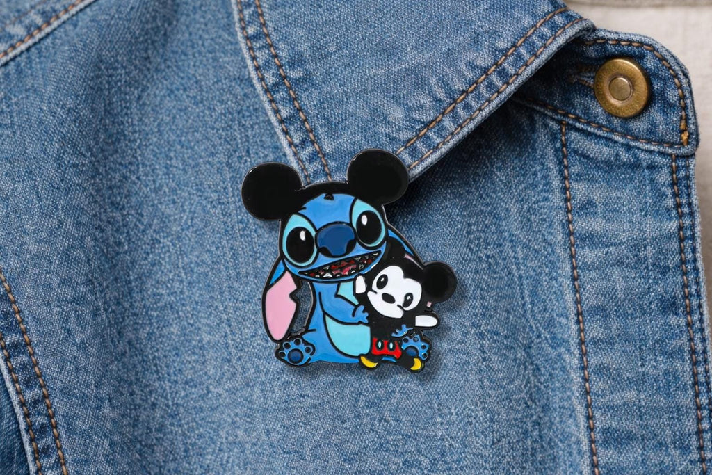 Cute Blue Alien Inspired Enamel Pin – Cartoon Character Oil Drip Metal Brooch – Kawaii Aesthetic Lapel Badge – Fun Gift Jewelry for Fans