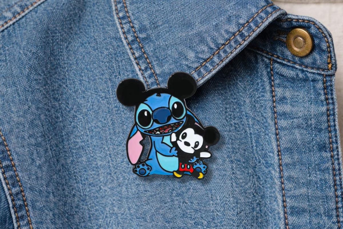 Cute Blue Alien Inspired Enamel Pin – Cartoon Character Oil Drip Metal Brooch – Kawaii Aesthetic Lapel Badge – Fun Gift Jewelry for Fans