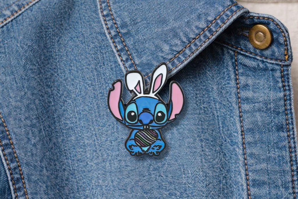 Cute Blue Alien Inspired Enamel Pin – Cartoon Character Oil Drip Metal Brooch – Kawaii Aesthetic Lapel Badge – Fun Gift Jewelry for Fans