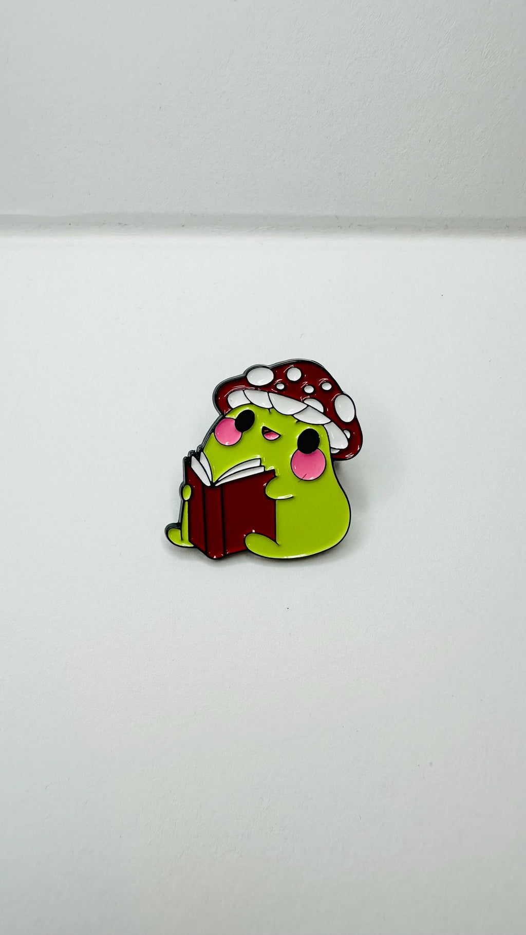 Cute Green Frog Holding Strawberry Enamel Pin Adorable Animal Brooch Lapel Badge Backpack Fashion Jewelry Gift for Friends