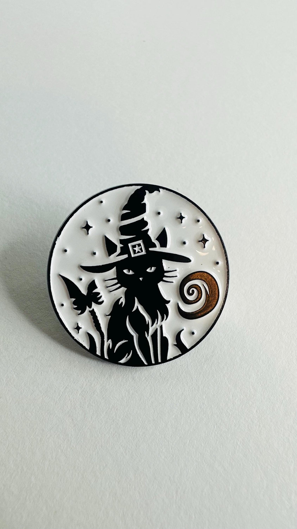 In Witches We Trust Enamel Pin Witch Cat Round Brooch Gothic Magic Badge Black Cat Lapel Pin Witchy Jewelry Gift for Friends