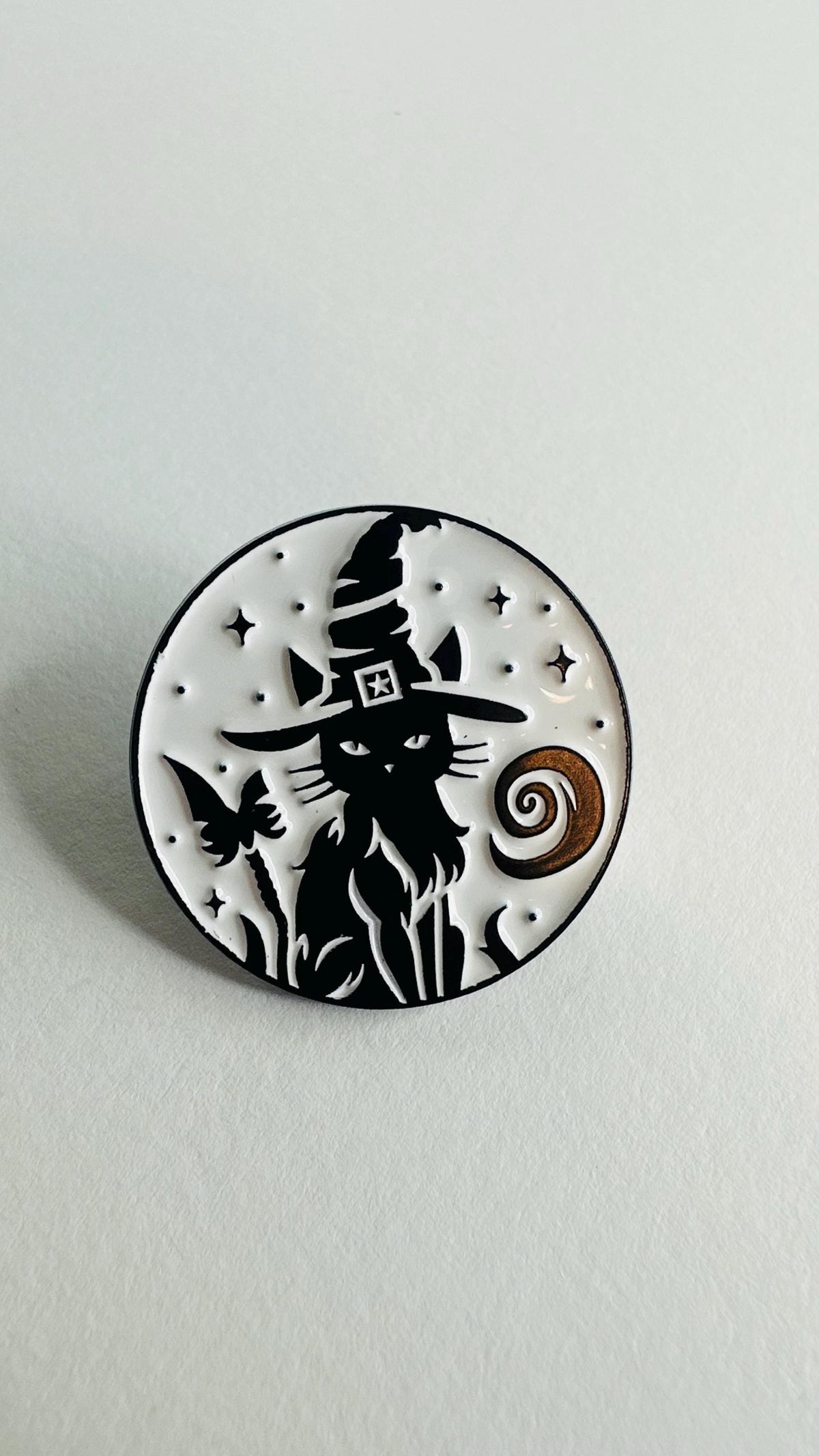 In Witches We Trust Enamel Pin Witch Cat Round Brooch Gothic Magic Badge Black Cat Lapel Pin Witchy Jewelry Gift for Friends
