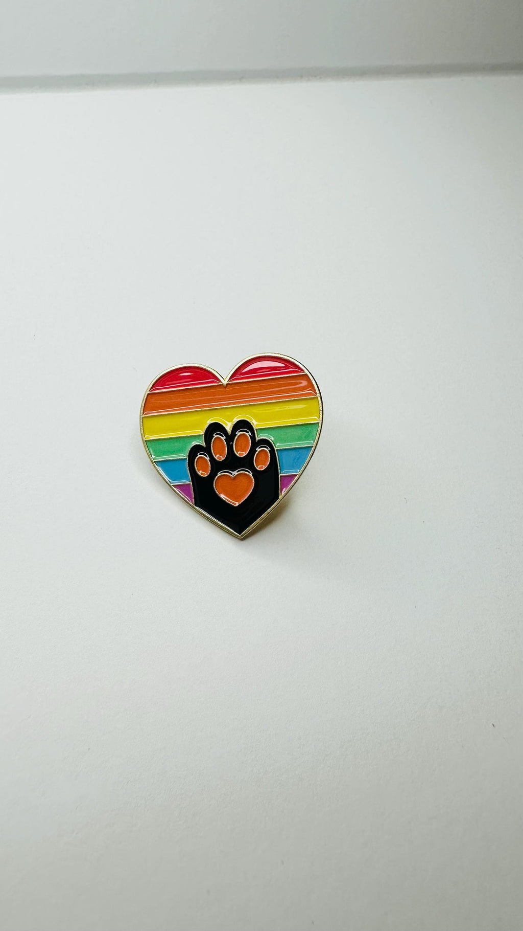 Rainbow Heart Cat Paw Enamel Pin – LGBTQ Pride Metal Badge – Cute Animal Lapel Brooch – Gay Pride Gift for Friends Backpack Jacket Decor