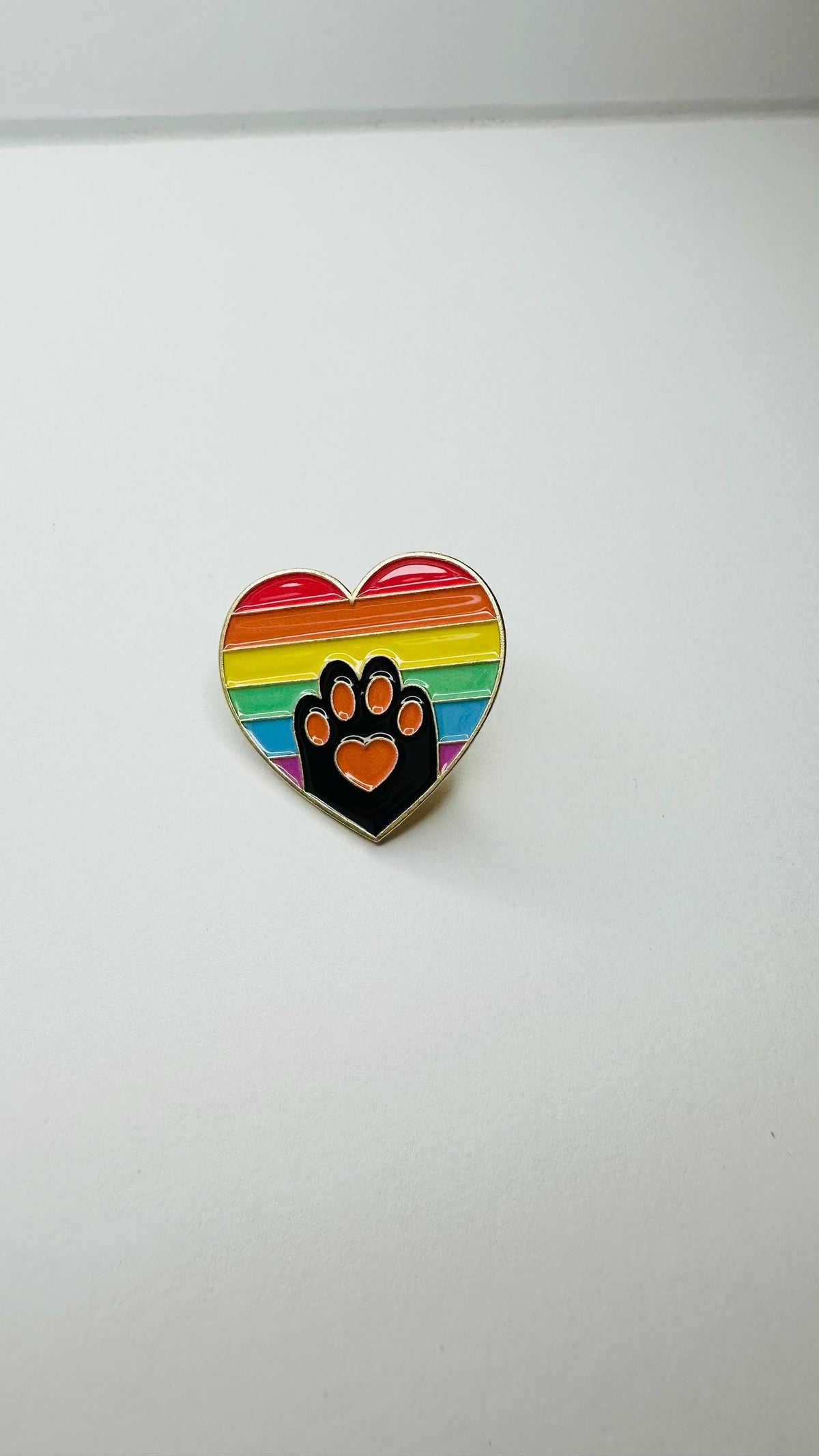 Rainbow Heart Cat Paw Enamel Pin – LGBTQ Pride Metal Badge – Cute Animal Lapel Brooch – Gay Pride Gift for Friends Backpack Jacket Decor