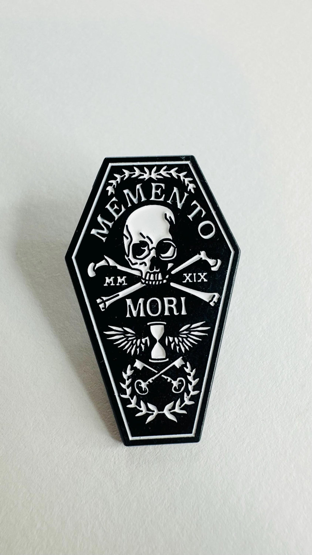 Memento Mori Enamel Pin Recuerda Tu Muerte Quote Brooch Skull and Coffin Lapel Badge Jewelry