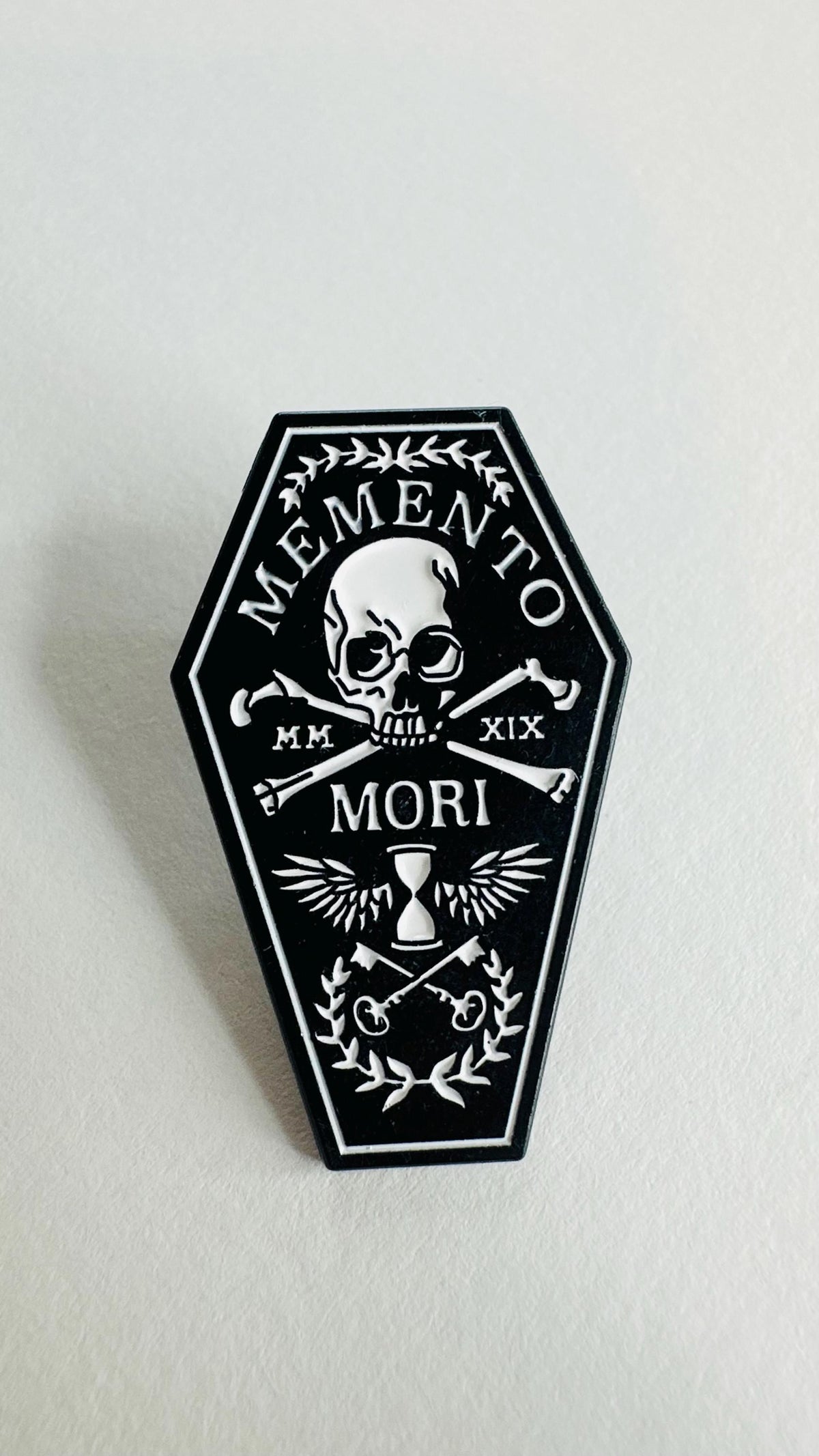 Memento Mori Enamel Pin Recuerda Tu Muerte Quote Brooch Skull and Coffin Lapel Badge Jewelry