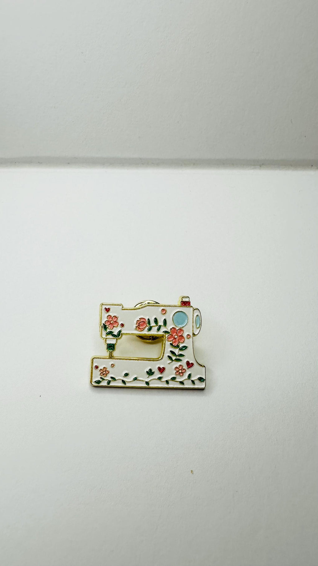 Floral Sewing Machine Enamel Pin Seamstress Gift Tailor Brooch Quilting Lover Badge Sewing Lover Lapel Pin Craft Jewelry