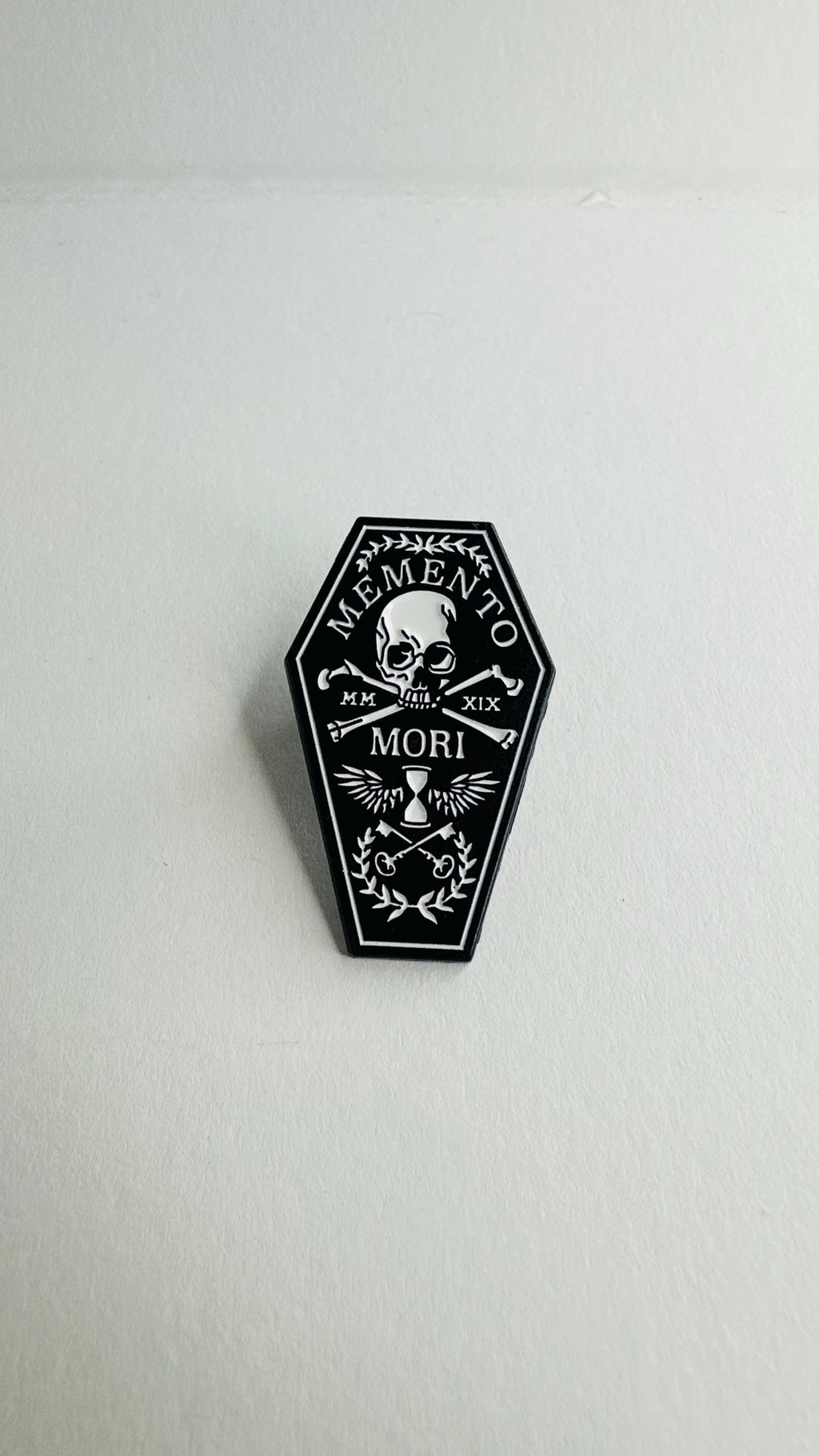 Memento Mori Enamel Pin Recuerda Tu Muerte Quote Brooch Skull and Coffin Lapel Badge Jewelry