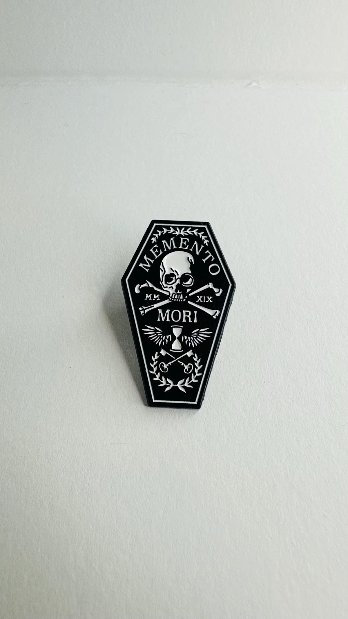 Memento Mori Enamel Pin Recuerda Tu Muerte Quote Brooch Skull and Coffin Lapel Badge Jewelry