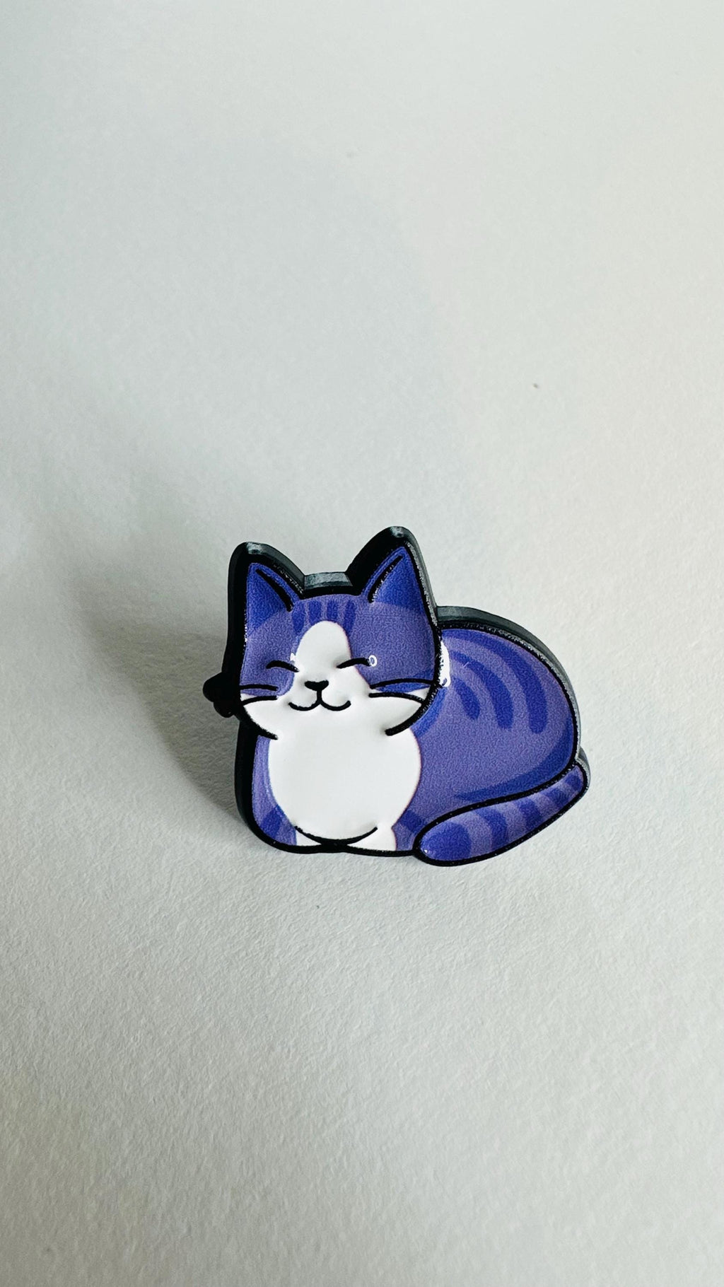 Cute Toast Cat Enamel Pin – Lazy Smiling Cartoon Kitty Brooch – Black & Orange Tabby Lapel Badge – Kawaii Cat Lover Jewelry Gift