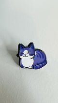 Cute Toast Cat Enamel Pin – Lazy Smiling Cartoon Kitty Brooch – Black & Orange Tabby Lapel Badge – Kawaii Cat Lover Jewelry Gift