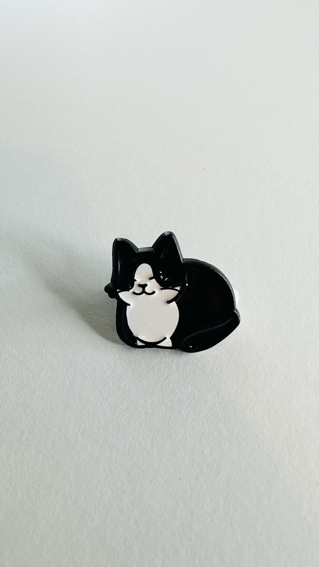 Cute Toast Cat Enamel Pin – Lazy Smiling Cartoon Kitty Brooch – Black & Orange Tabby Lapel Badge – Kawaii Cat Lover Jewelry Gift