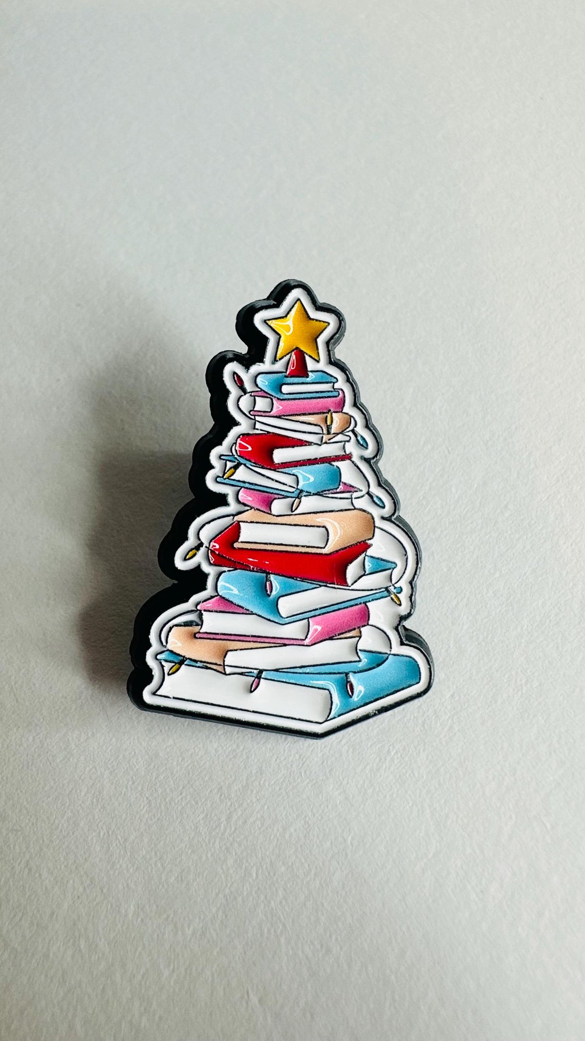 Books Christmas Tree Enamel Pin Festive Book Lover Ornament Brooch Holiday Reading Gift Lapel Badge Jewelry Accessories