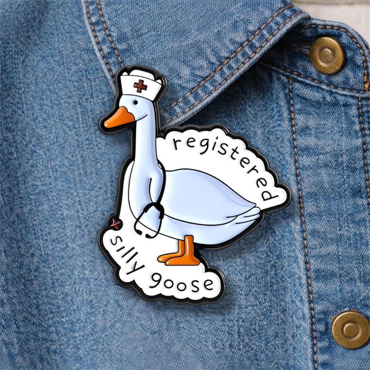 Registered Nurse Silly Goose Enamel Pin – Funny Cartoon Medical Goose Brooch – Cute Nurse Lapel Badge Jewelry Gift for Nurses