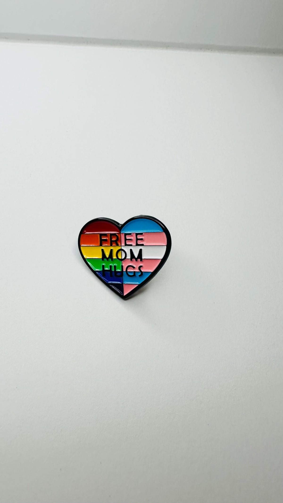 Free Mom Hugs Rainbow Heart Enamel Pin Pride LGBTQ Badge Gay Bisexual Brooch Love Support Lapel Pin Backpack Jewelry Gift