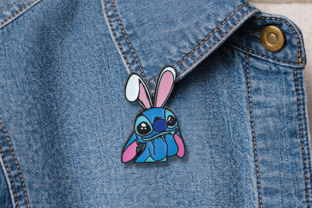 Cute Blue Alien Inspired Enamel Pin – Cartoon Character Oil Drip Metal Brooch – Kawaii Aesthetic Lapel Badge – Fun Gift Jewelry for Fans