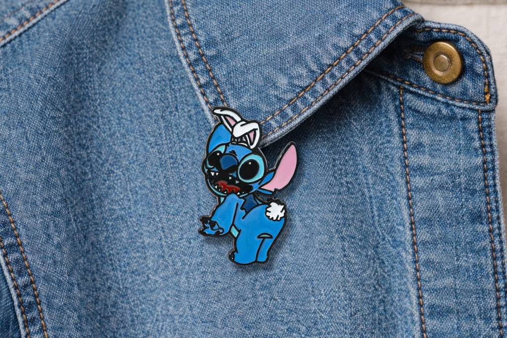 Cute Blue Alien Inspired Enamel Pin – Cartoon Character Oil Drip Metal Brooch – Kawaii Aesthetic Lapel Badge – Fun Gift Jewelry for Fans