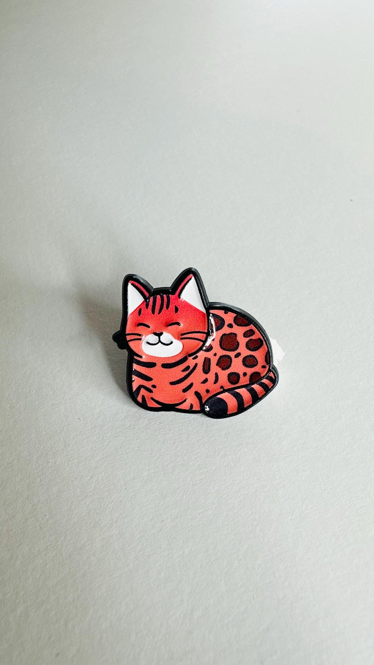 Cute Toast Cat Enamel Pin – Lazy Smiling Cartoon Kitty Brooch – Black & Orange Tabby Lapel Badge – Kawaii Cat Lover Jewelry Gift