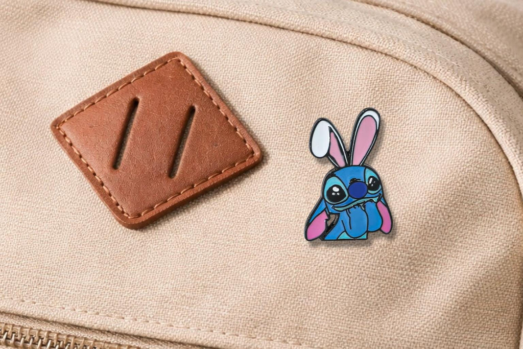 Cute Blue Alien Inspired Enamel Pin – Cartoon Character Oil Drip Metal Brooch – Kawaii Aesthetic Lapel Badge – Fun Gift Jewelry for Fans