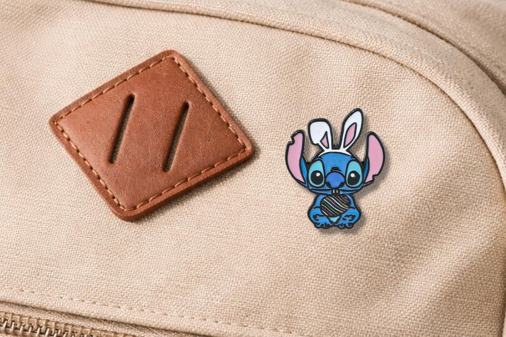 Cute Blue Alien Inspired Enamel Pin – Cartoon Character Oil Drip Metal Brooch – Kawaii Aesthetic Lapel Badge – Fun Gift Jewelry for Fans